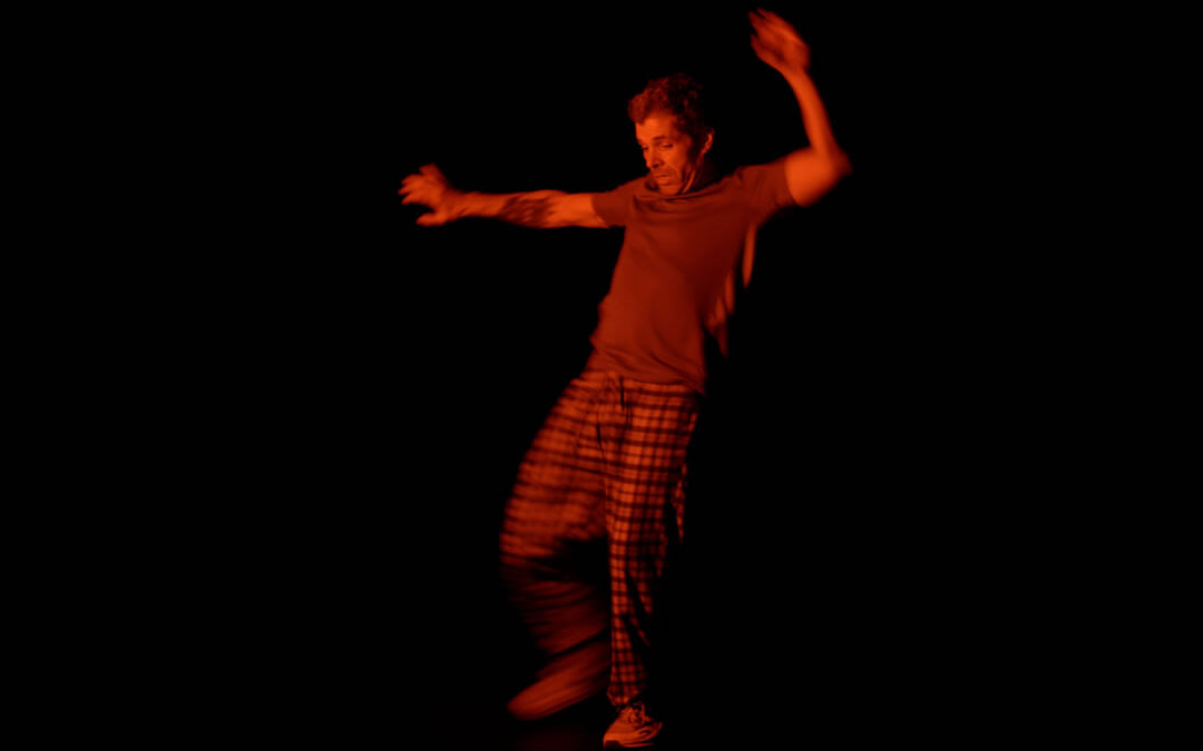 Sr mayor con perro oscuro negro mate